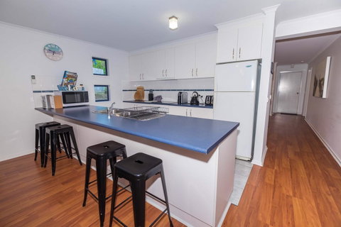 Demure Charm - Accommodation Redcliffe 7