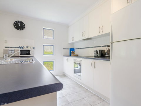 Demure Charm - Accommodation Redcliffe 8