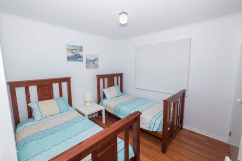 Demure Charm - Accommodation Redcliffe 11