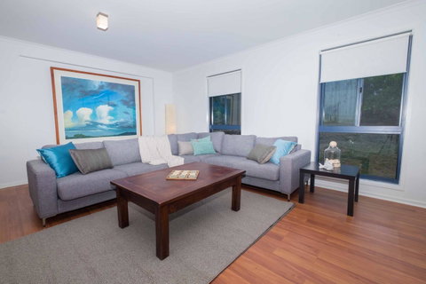 Demure Charm - Accommodation Redcliffe 3