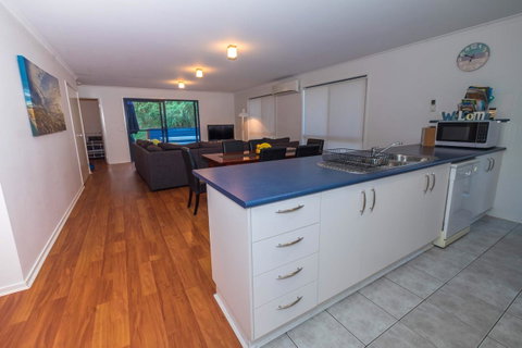Demure Charm - Accommodation Redcliffe 6