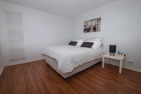 Demure Charm - Accommodation Redcliffe 4