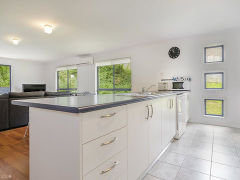 Demure Charm - Accommodation Redcliffe 15