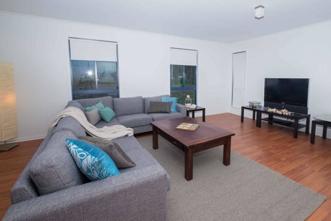 Demure Charm - Accommodation Redcliffe 2