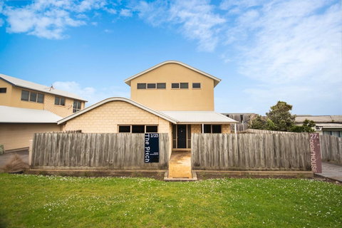 The Pitch - Accommodation Redcliffe 37
