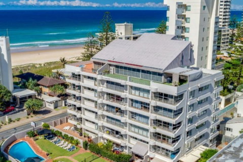 Surfers Chalet - Accommodation Redcliffe 9