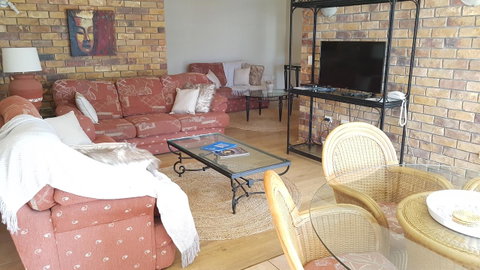 Surfers Chalet - Accommodation Redcliffe 24