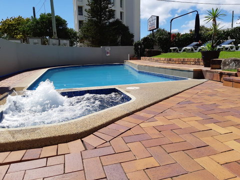 Surfers Chalet - Accommodation Redcliffe 3