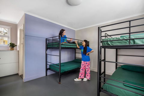 Backpackers In Paradise 18-35 Hostel - Accommodation Redcliffe 3