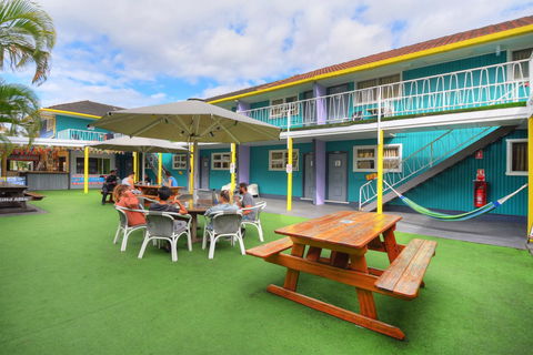Backpackers In Paradise 18-35 Hostel - Accommodation Redcliffe 2