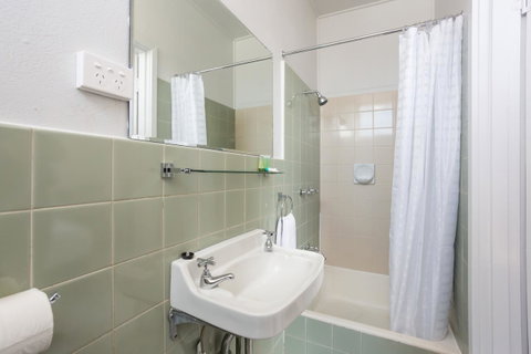 Nightcap At Emerald Star Hotel - Accommodation Redcliffe 2