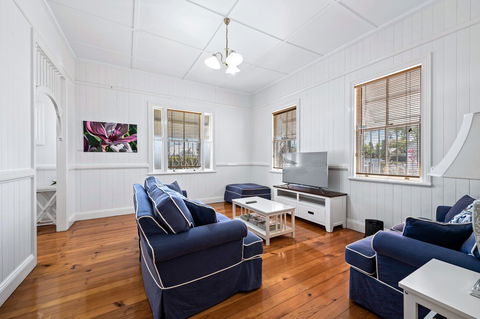 Frangipani House - Accommodation Redcliffe 3