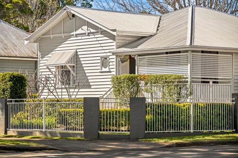 Frangipani House - Accommodation Redcliffe 26