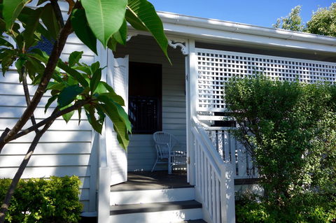 Frangipani House - Accommodation Redcliffe 1