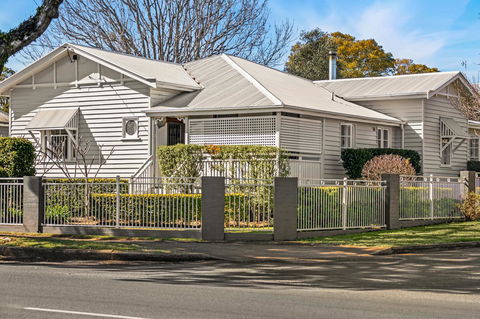 Frangipani House - Accommodation Redcliffe 28