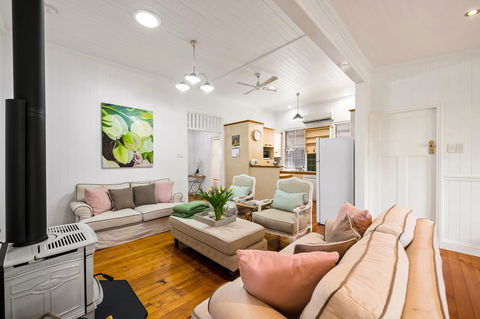 Frangipani House - Accommodation Redcliffe 10