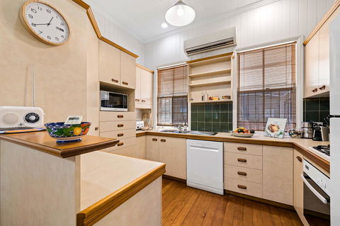 Frangipani House - Accommodation Redcliffe 11