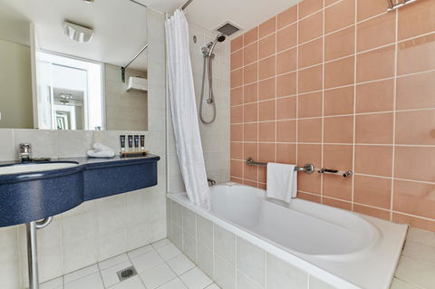 Novotel Cairns Oasis Resort - Accommodation Redcliffe 2