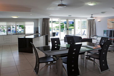 Waters Edge Apartment Cairns - Accommodation Redcliffe 2