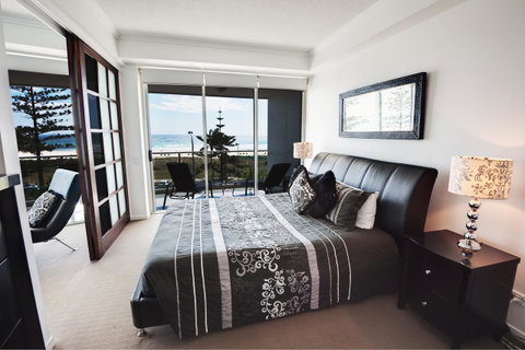 Reflection On The Sea - Accommodation Redcliffe 41