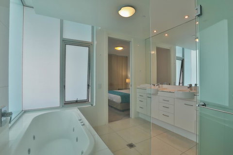 Reflection On The Sea - Accommodation Redcliffe 11