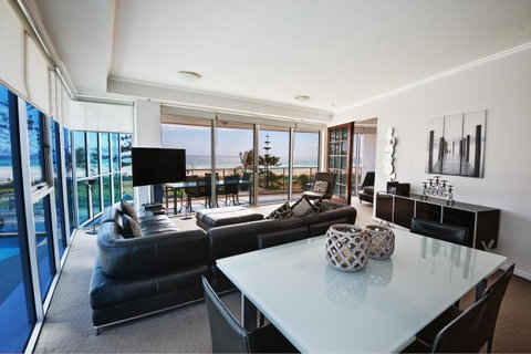 Reflection On The Sea - Accommodation Redcliffe 40