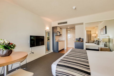 Central Cosmo Apartment Hotel - Accommodation Redcliffe 4