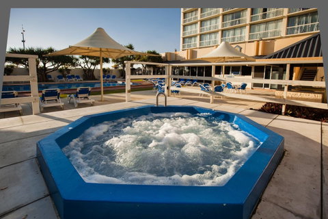 Chateau Beachside Resort - Accommodation Redcliffe 1