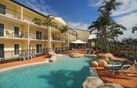 Cairns Queenslander Hotel & Apartments - Accommodation Redcliffe 2