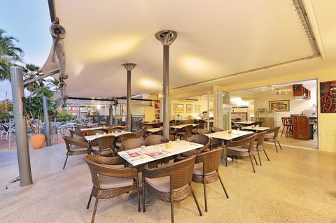 Cairns Queenslander Hotel & Apartments - Accommodation Redcliffe 3