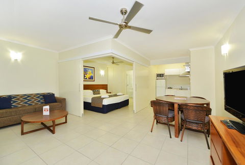 Cairns Queenslander Hotel & Apartments - Accommodation Redcliffe 9