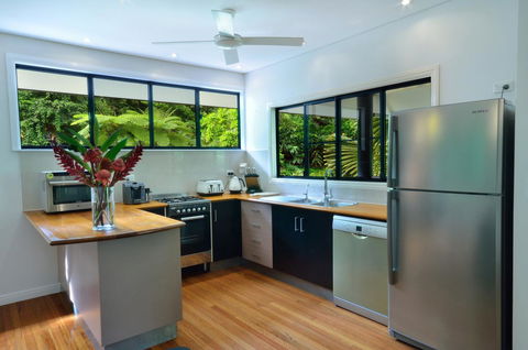 Misty Mountains Rainforest Retreat - Accommodation Redcliffe 4