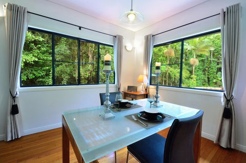 Misty Mountains Rainforest Retreat - Accommodation Redcliffe 11