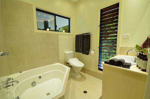 Misty Mountains Rainforest Retreat - Accommodation Redcliffe 12