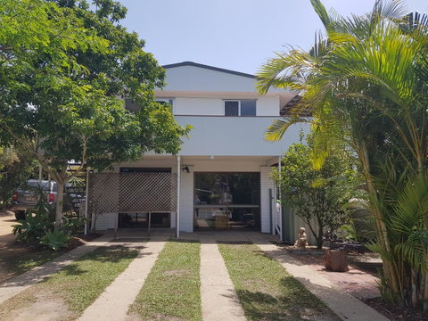 Highland House - Accommodation Redcliffe 9
