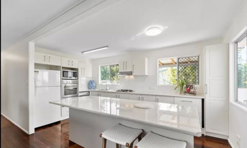 Highland House - Accommodation Redcliffe 11
