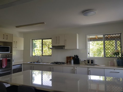 Highland House - Accommodation Redcliffe 5