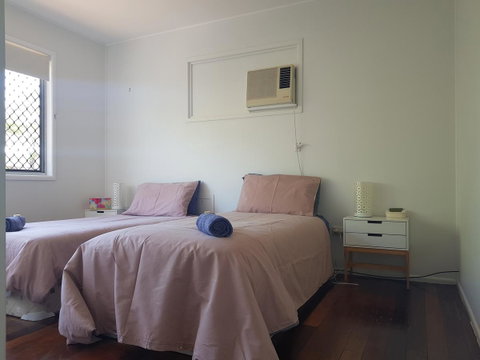 Highland House - Accommodation Redcliffe 24