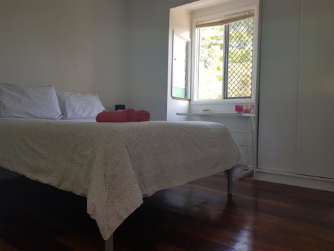 Highland House - Accommodation Redcliffe 26