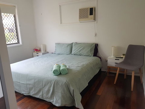 Highland House - Accommodation Redcliffe 2