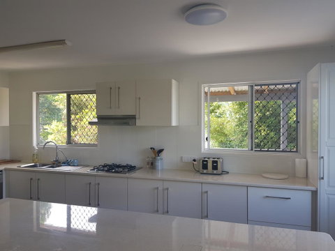 Highland House - Accommodation Redcliffe 17