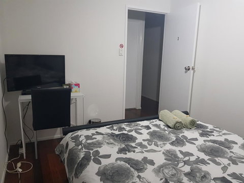 Highland House - Accommodation Redcliffe 13