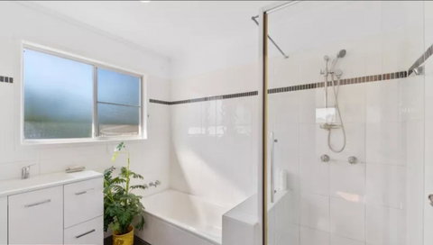 Highland House - Accommodation Redcliffe 12