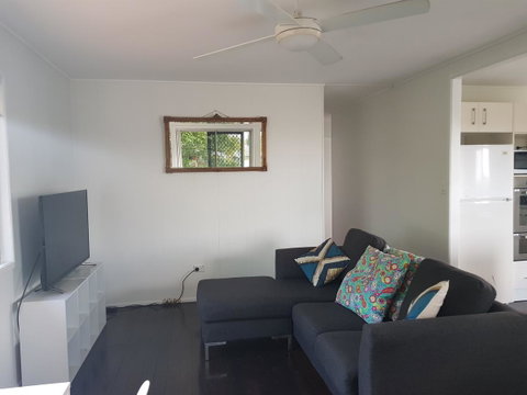 Highland House - Accommodation Redcliffe 20