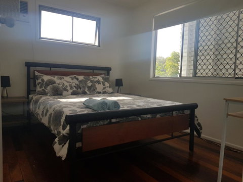 Highland House - Accommodation Redcliffe 23