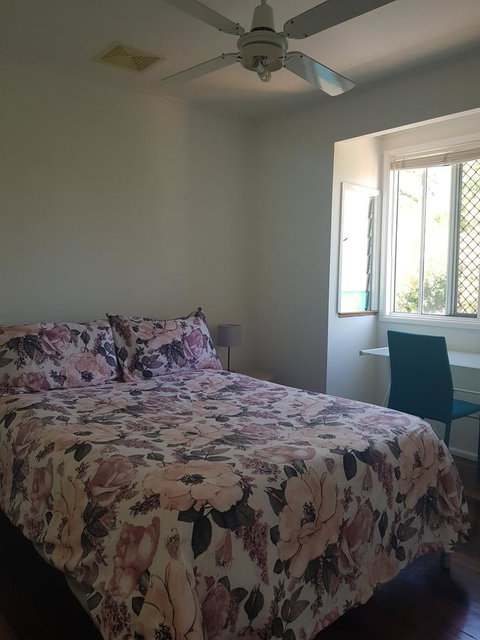Highland House - Accommodation Redcliffe 8