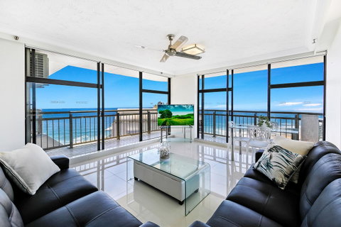 Beachcomber Holiday Apartment - Accommodation Redcliffe 0