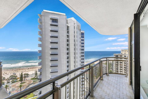 Beachcomber Holiday Apartment - Accommodation Redcliffe 13
