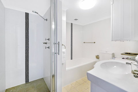 Beachcomber Holiday Apartment - Accommodation Redcliffe 10
