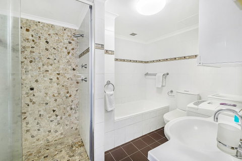 Beachcomber Holiday Apartment - Accommodation Redcliffe 11
